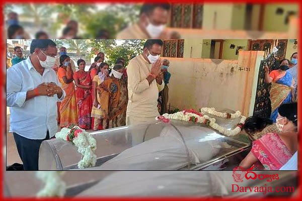 22-1 రోడ్డు ప్రమాద బాధిత కుటుంబానికి మంత్రి సబిత ఓదార్పు