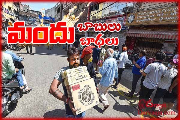 crowd gathers at liquor shops at delhi