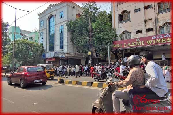 Telangana-Lockdown_Liquor-Shops-See-Mad-Rush-2 సుక్క కోసం మందుబాబుల తిప్పలు !