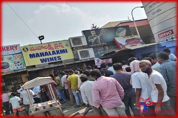 Telangana-Lockdown_Liquor-Shops-See-Mad-Rush1 సుక్క కోసం మందుబాబుల తిప్పలు !