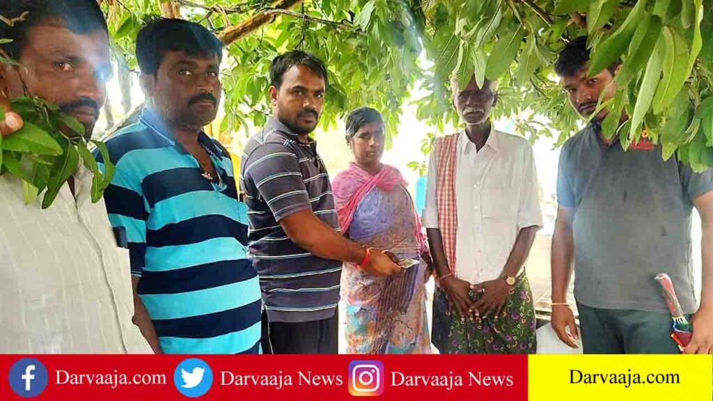 devinipadakal2-1024x576 మృతుల కుటుంబాలకు సర్పంచ్ ఆర్థిక సాయం