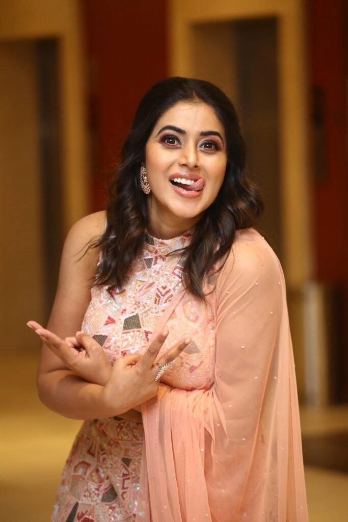 FD_GQRcVUAQGMgs-683x1024 Poorna : సారీ హొయలతో ఆహా అనిపిస్తున్న పూర్ణ..