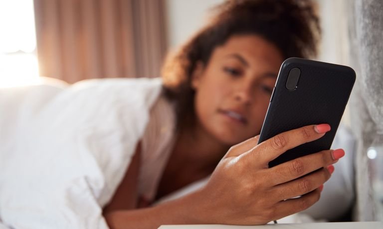 young-woman-checks-mobile-phone-from-bed-768 సెల్ ఫోన్ను నిమిషం కూడా చూడకుండా ఉండలేకపోతున్నారా? డౌటే లేదు మీకు ఆ జబ్బులు వచ్చినట్టే..