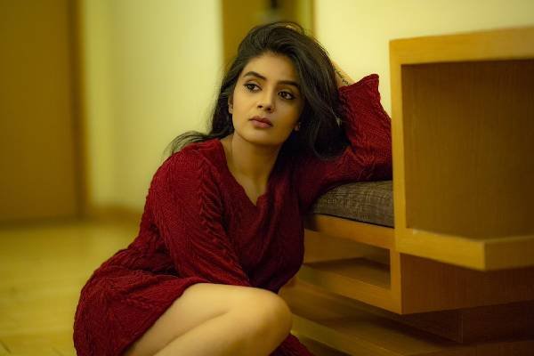 Anchor-Sreemukhi-1 Anchor Sreemukhi :వెరైటీ డ్రెస్ లో వావ్ అనిపిస్తున్న యాంకర్ శ్రీముఖి