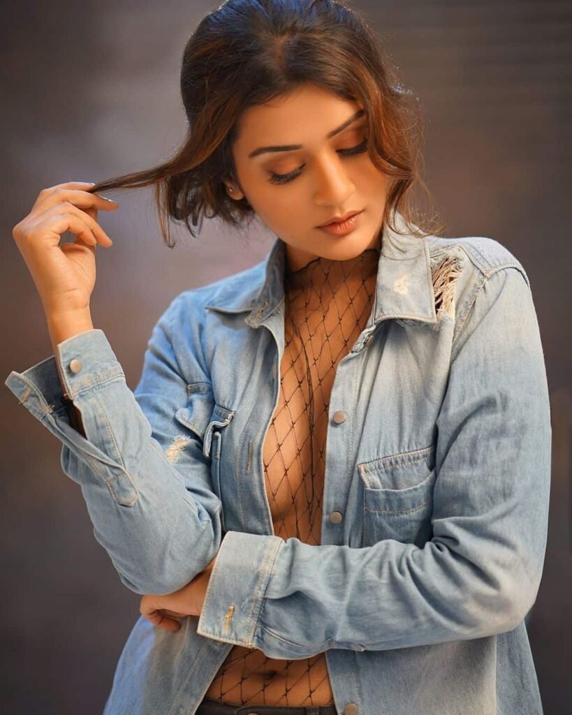 Payal-Rajput-6-819x1024 బ్లాక్ డ్రెస్ లో పాయల్ అందాన్ని వర్ణించతరమా..