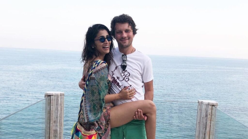 Shriya-3Saran-1024x576 shriya saran: భర్తను ముద్దులతో ముంచెత్తుతున్న శ్రియ సరన్..