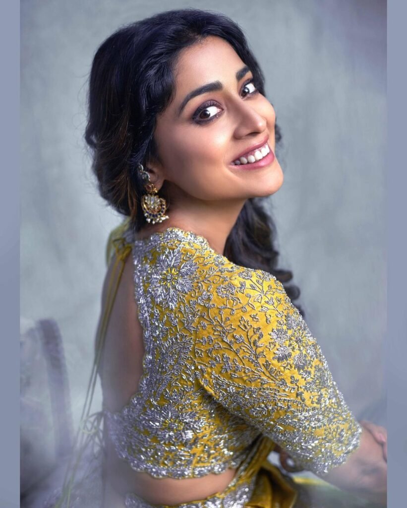 Shriya-Saran-1-821x1024 Shriya Saran : అదరహో అనిపిస్తున్న శ్రియ సరన్ లేటెస్ట్ పిక్స్..