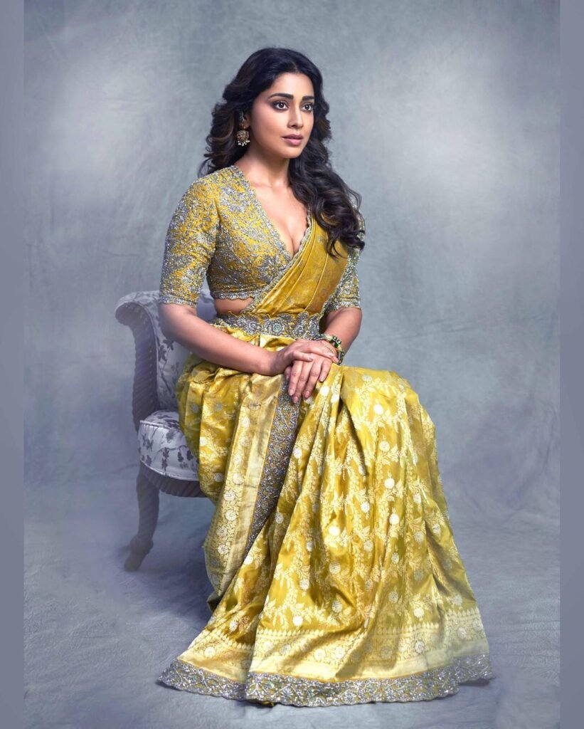 Shriya-Saran-821x1024 Shriya Saran : అదరహో అనిపిస్తున్న శ్రియ సరన్ లేటెస్ట్ పిక్స్..