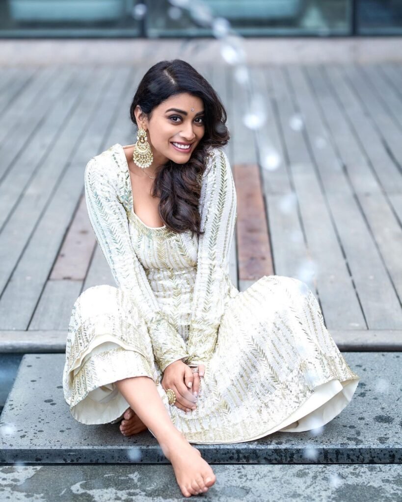 Shriya-Saran-image-819x1024 Shriya Saran : అదరహో అనిపిస్తున్న శ్రియ సరన్ లేటెస్ట్ పిక్స్..