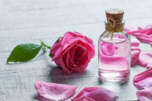 rose-water పాదాల పగుళ్లతో ఇబ్బంది పడుతున్నారా..? అయితే ఈ చిట్కాలను ట్రై చేయండి..