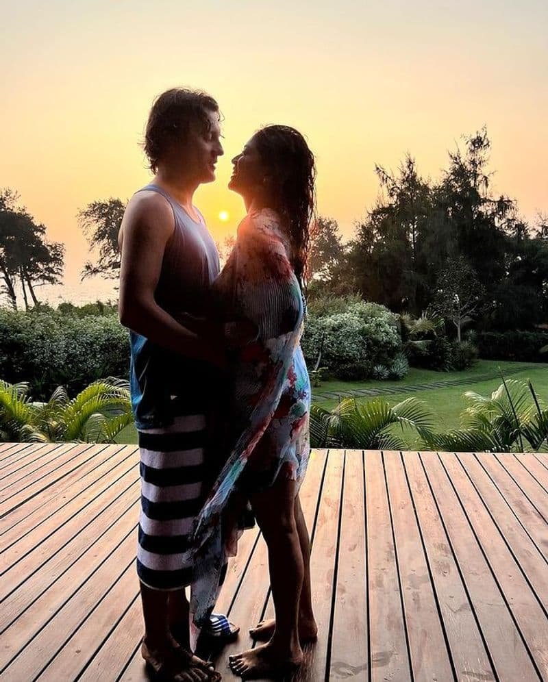 sriya-saran-2 shriya saran: భర్తను ముద్దులతో ముంచెత్తుతున్న శ్రియ సరన్..