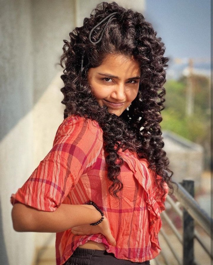 Anupama-Parameswaran-7 Anupama: కర్లీ హెయిర్, కిల్లింగ్ లుక్స్ తో పిచ్చెక్కిస్తున్న అనుపమా పరమేశ్వర్..