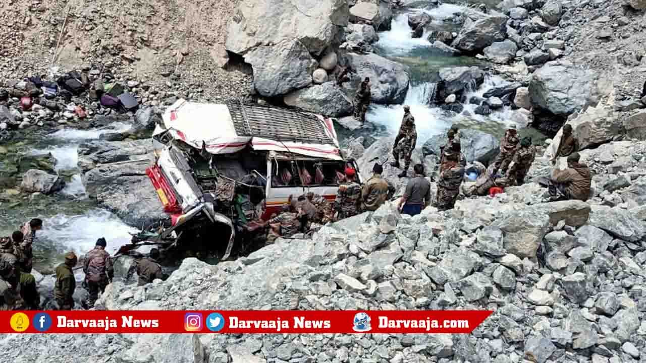 7 soldiers killed, vehicle falls, Shyok river, Ladakh, Indian soldiers , Indian Army, Siachen, Indian Army soldiers , 7 మంది సైనికులు మృతి, వాహనం, ష్యోక్ నది, లడఖ్, భారత సైనికులు, ఇండియన్ ఆర్మీ, సియాచిన్, ఇండియన్ ఆర్మీ సైనికులు, Ladakh, India, Shyok River, Accident, Turtuk, soldie