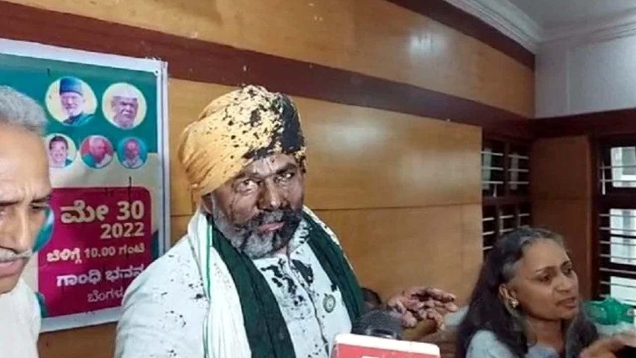 Black ink thrown at Bhartiya Kisan Union leader Rakesh Tikait at an event in Bengaluru, Karnataka