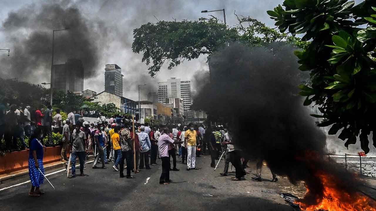 Sri Lanka crisis, Sri Lanka economic crisis, economic crisis, Sri Lanka, anti-government groups, clashes , Sri Lanka crisis-violence, శ్రీలంక‌, శ్రీలంక సంక్షోభం, శ్రీలంక ఆర్థిక సంక్షోభం, మ‌హీందా రాజ‌ప‌క్సే, గొట‌బ‌య రాజ‌ప‌క్సే, ఘ‌ర్ష‌ణ‌లు, అల్ల‌ర్లు,