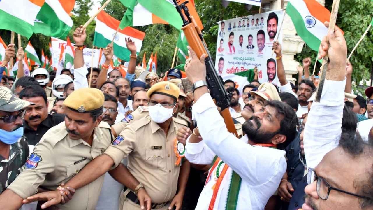 Telangana, TRS, minister shoots, freedom rally, Srinivas Goud, Hyderabad, 75 years of India’s Independence, policeman, తెలంగాణ, టీఆర్ఎస్, స్వాతంత్ర్య ర్యాలీ, శ్రీనివాస్ గౌడ్, హైదరాబాద్, భారత స్వాతంత్ర్యం, పోలీసు,