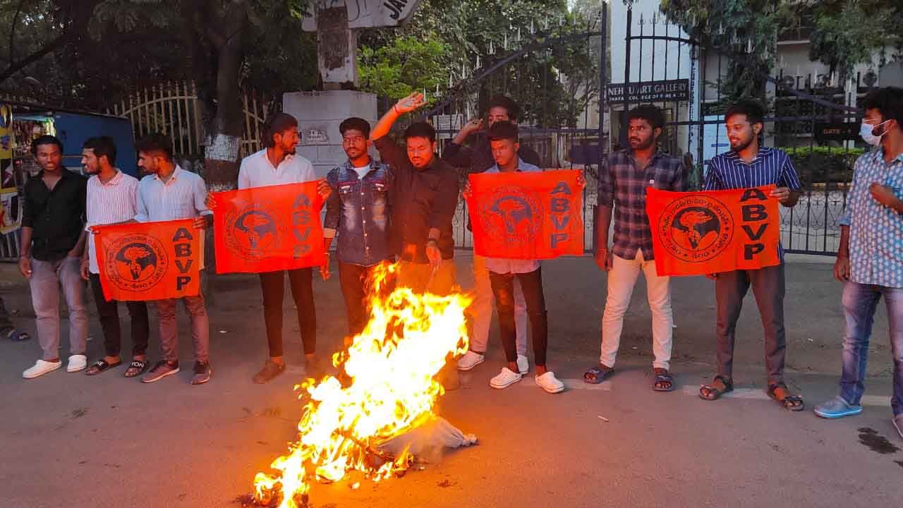 Hyderabad, ABVP workers, Pragathi Bhavan, arrest, Police , హైద‌రాబాద్, ఏబీవీపీ కార్య‌క‌ర్త‌లు, పోలీసులు, ప్ర‌గ‌తి భ‌వ‌న్, అరెస్టులు,