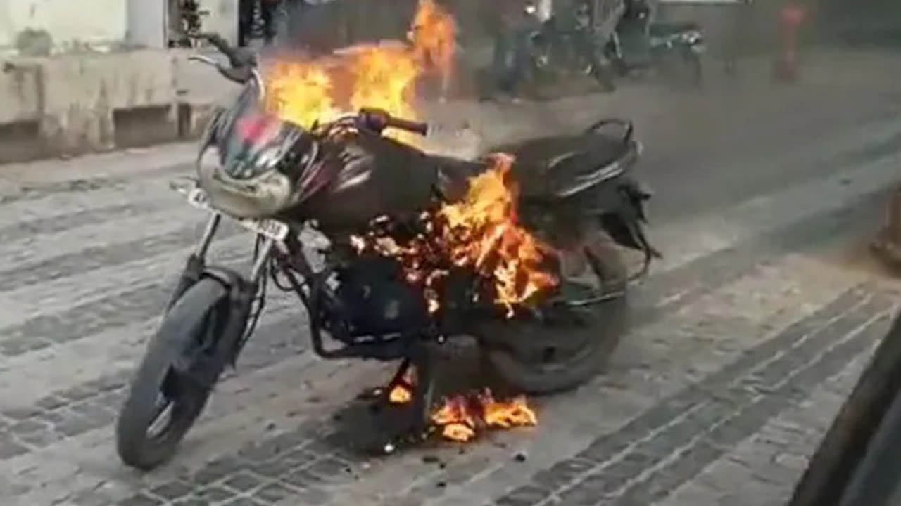 Hyderabad, bike, fire, challan, bike ablaze, petrol, road, viral video , social media, Ameerpet metro station, హైద‌రాబాద్, బైక్, నిప్పు, మైత్రివ‌నం, మెట్రో, వైర‌ల్ వీడియో,