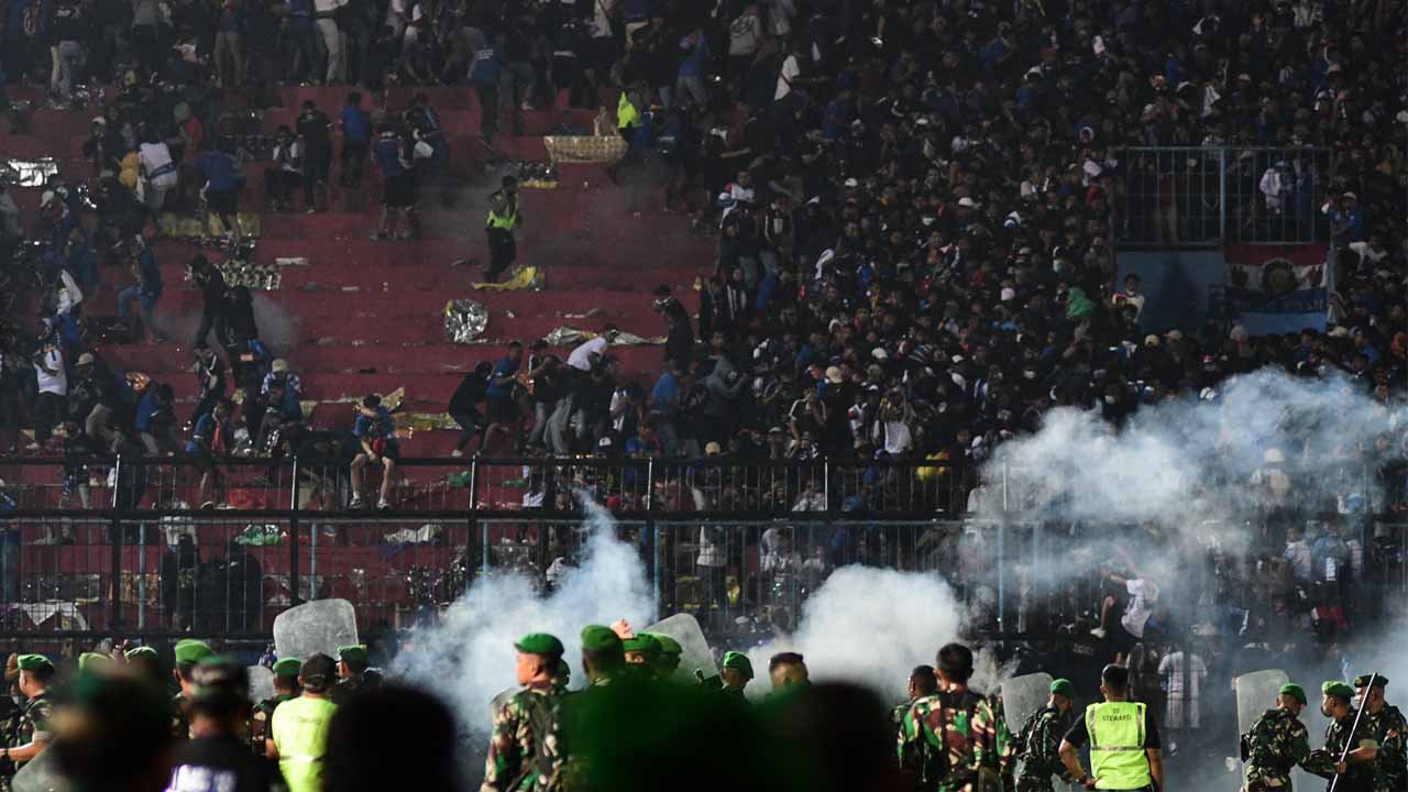 Jakarta, football, stadium, 127 people died, Indonesia, Kanjuruhan Stadium, Malang,జకార్తా, ఫుట్బాల్, స్టేడియం, 127 మంది మృతి, ఇండోనేషియా, కంజురుహాన్ స్టేడియం, మలాంగ్, అభిమానులు,
