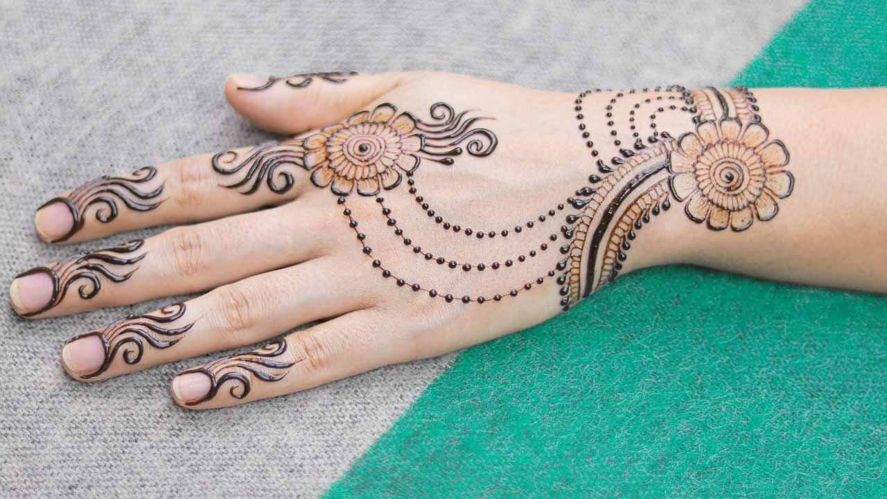 Muzaffarnagar, Hindu Mahasabha, mehendi, Hindu women, Karwa Chauth puja , Vikram Saini, BJP, love jihad, హిందూమ‌హాస‌భ‌, మెహందీ, ముస్లిం యువ‌కులు, బీజేపీ, క‌ర్వా చౌత్, ల‌వ్ జిహాద్,