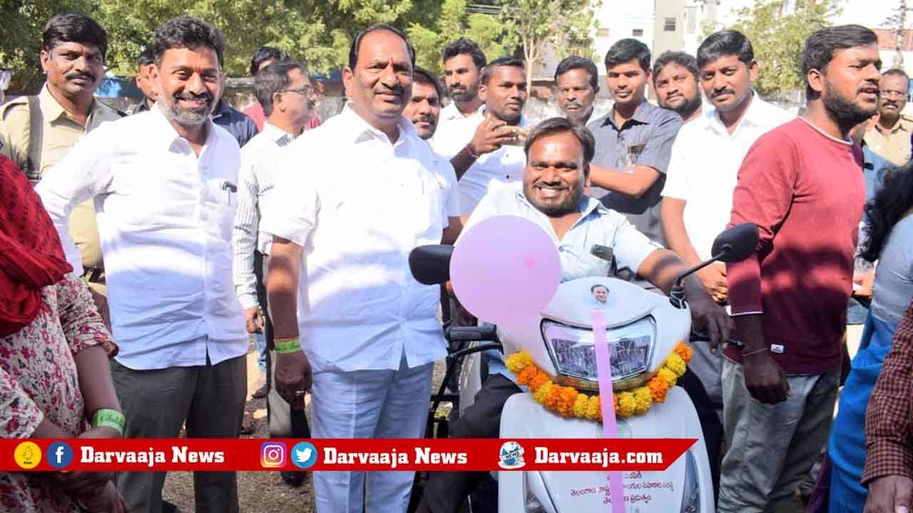 Telangana, physically challenged, scooters, Minority Welfare Minister, Koppula Eshwar, Hyderabad, Jagtial, తెలంగాణ, శారీరక వికలాంగులు, స్కూటర్లు, మైనారిటీ సంక్షేమ శాఖ మంత్రి, కొప్పుల ఈశ్వర్, హైదరాబాద్, జగిత్యాల,