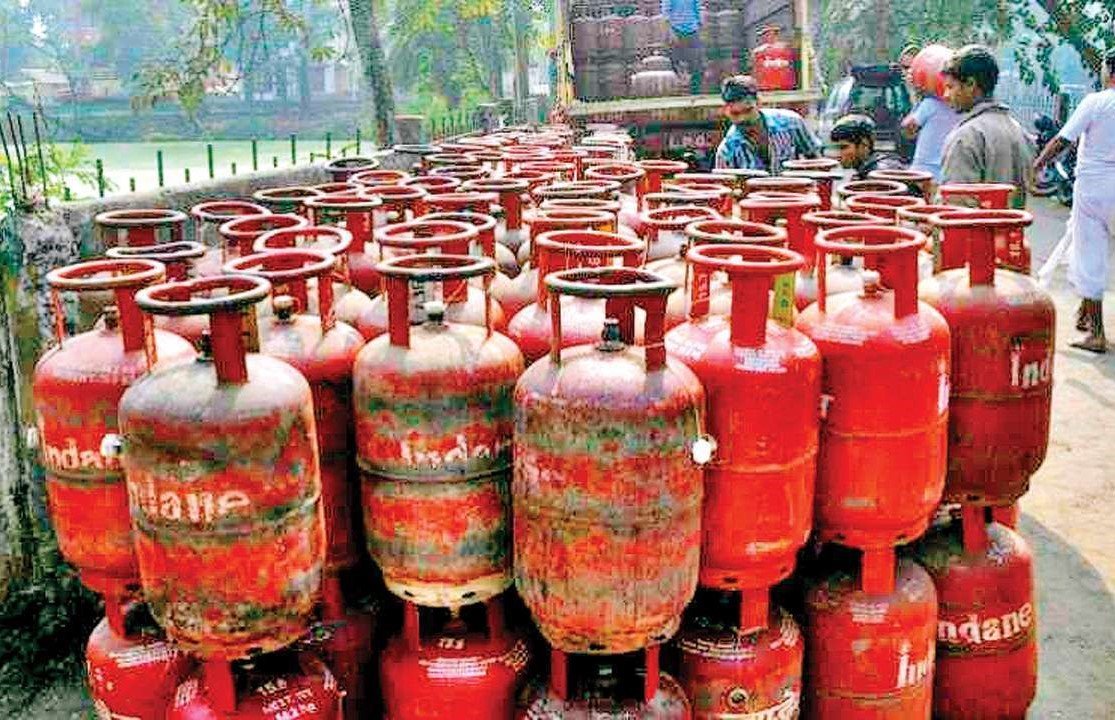 Commercial LPG cylinder prices, LPG cylinder, cylinders, domestic LPG cylinders,వాణిజ్య ఎల్‌పీజీ సిలిండర్ ధరలు, ఎల్‌పీజీ , LPG, ఎల్‌పీజీ సిలిండర్, సిలిండర్లు, గృహ‌వినియోగ ఎల్‌పీజీ ధ‌ర‌లు,